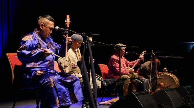 Huun-Huur-Tu Sudhaus 2025 Huun-Huur-Tu auf der Bühne im Sudhaus