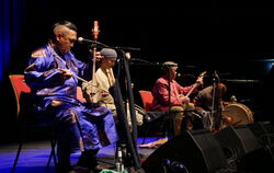 Huun-Huur-Tu auf der Bühne im Sudhaus