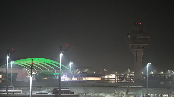 lby, bay, Bayern, Deutschland, Kriminalität, Luftverkehr Der Münchner Flughafen in der Nacht. Wegen Drohnensichtungen sind am Flughafen in München am Donnerstagabend rund 20 Flüge ausg