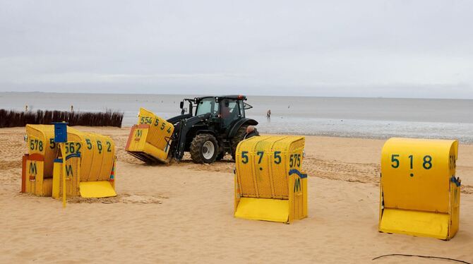 Strandkörbe vor erwarteter Sturmflut gesichert Strandkörbe vor erwarteter Sturmflut gesichert