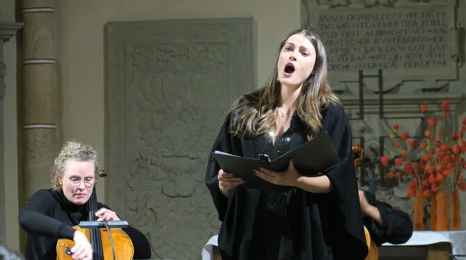 Betörender Klangzauber: Sopranistin Paula Jeckstadt mit dem Ensemble 8 Celli im Chorraum der Uracher Amanduskirche.