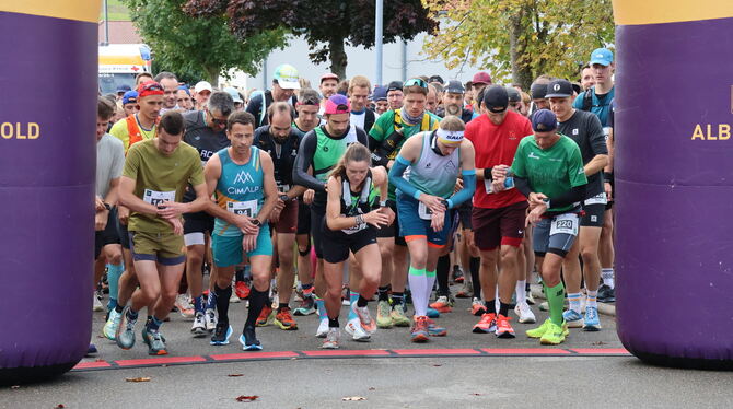 2.Bolbergtrail Willmandingen Letzter Blick auf die Timer und los geht's ins Gelände beim Bolbergtrail.