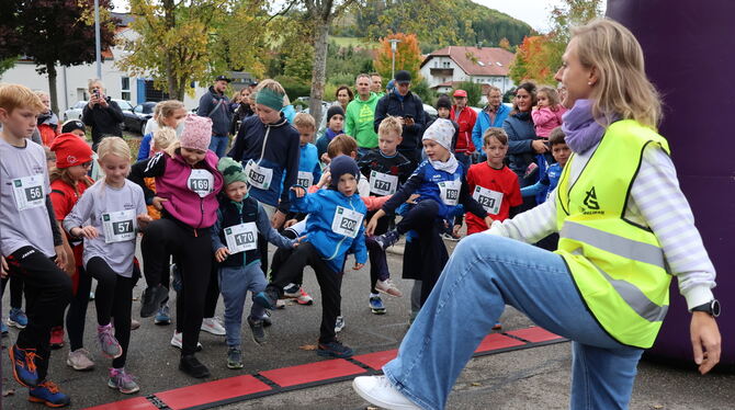 2. Bolbergtrail Sonnenbühl Erst mal Aufwärmen mit Tanja Maier, bevor es an den Start geht
