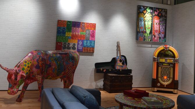 Bunt ist beautiful: Die Ausstellung stellt Rizzis Loft in New York nach – hier das Wohnzimmer.