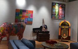 Bunt ist beautiful: Die Ausstellung stellt Rizzis Loft in New York nach – hier das Wohnzimmer.