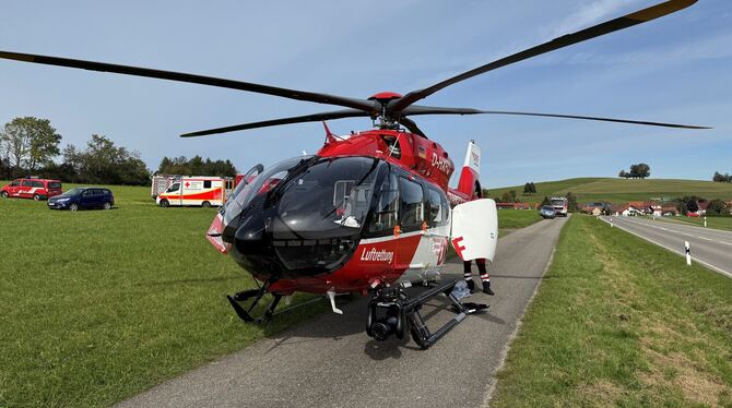 Der schwer verletzte 68-Jährige wurde mit einem Rettungshubschrauber vom Unfallort in eine Klinik geflogen.