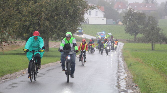 Die Radwege auf den Härten sollen sicher werden. Hier bewegt sich die Gruppe aus Jettenburg heraus, auf die gefährliche S-Kurve