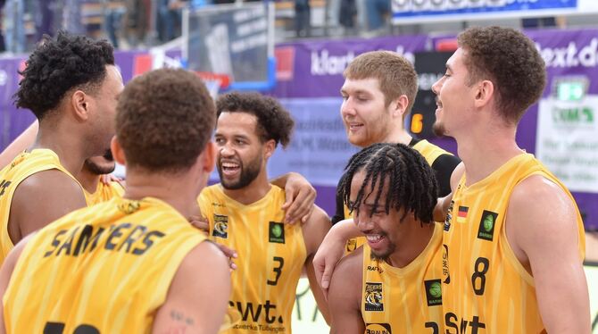 Jubel, Freude, spass, freuen, applaudierend, Applaus, Emotion, Action, DBB, Barmer, easy, credit, Liga, Maenner, Mannschaft, Nie Bester Tübinger: Spielmacher JaCobi Wood (2. v. rechts)