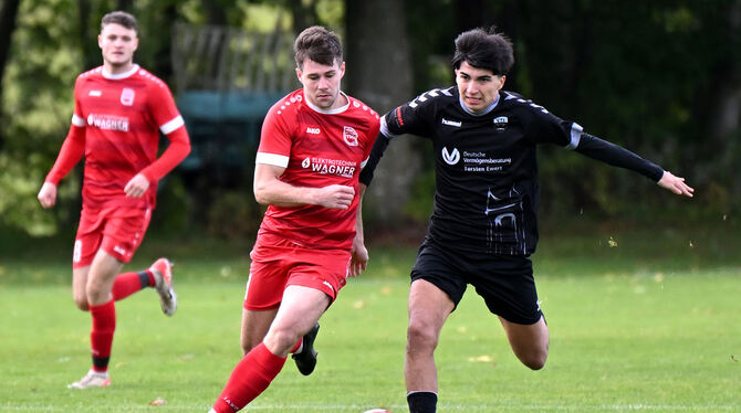 Umkämpftes Duell in der Bezirksliga zwischen Upfingens Jona Tigges (links) undTolunay Ilbaz vom VfL Pfullingen II.