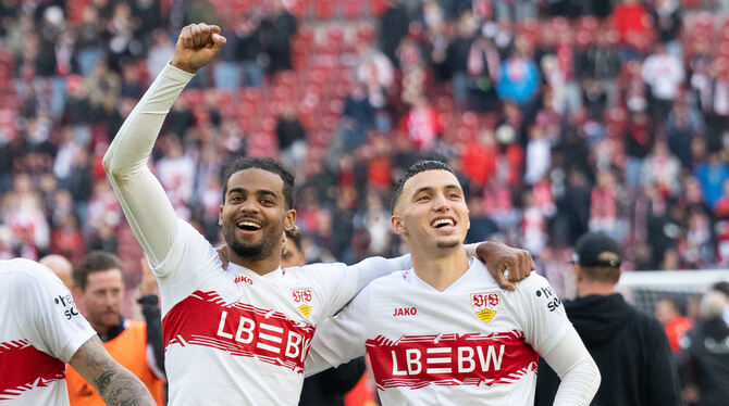 Lorenz Assignon (links) und Torschütze Bilal El Khannouss jubeln über das Tor des Tages.