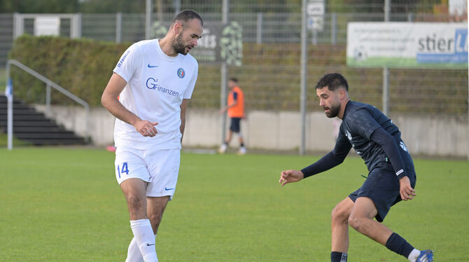Nicht nur mit Calcio-Stürmerkante Pero Mamic (links) hatten die Young Boys um Ivan Cabraja so ihre Schwierigkeiten.