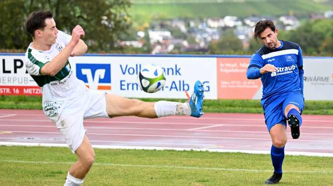 Fußball Kreisliga A2 Marvin Klamer (TSV Sondelfingen, links) versucht den Ball vom Metzinger Dreifachtorschützen Ilias Klimatsidas (rechts) zu blocke