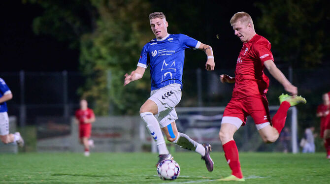 Sieht nach einer Notbremse die Rote Karte: VfL-Verteidiger und Kapitän Sven Packert (links).