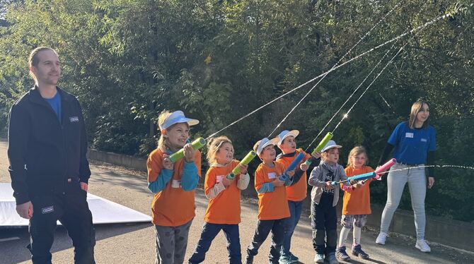 Der größte Spaß beim Maus-Tag der Firma Lechler in Metzingen war das Weitspritzen mit der aufgezogenen Wasserpistole: Anschaulic Der größte Spaß beim Maus-Tag der Firma Lechler in Metzingen war das Weitspritzen mit der aufgezogenen Wasserpistole: Anschaulic
