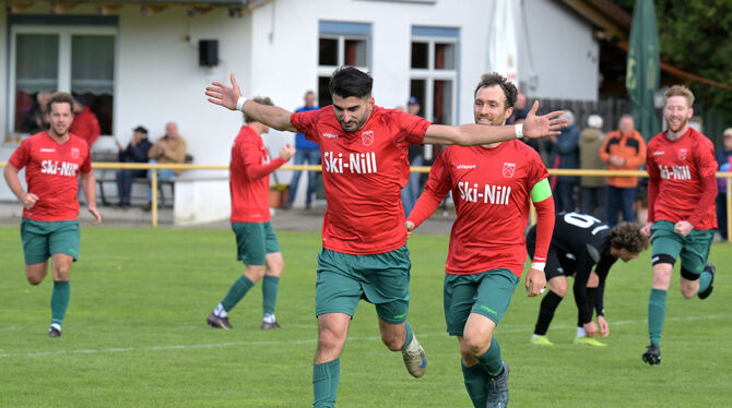 Burak Dursun (links) jubelt mit Nehren-Kapitän Raphael Nill über das 1:0.  FOTO: BAUR