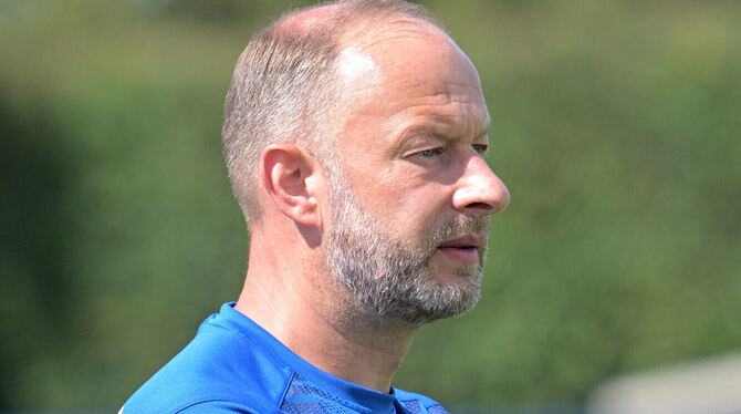 Zufrieden mit dem Auftritt seiner Mannschaft: Bernd Hirschle, der Trainer des FC Engstingen. FOTO: BAUR Zufrieden mit dem Auftritt seiner Mannschaft: Bernd Hirschle, der Trainer des FC Engstingen. FOTO: BAUR