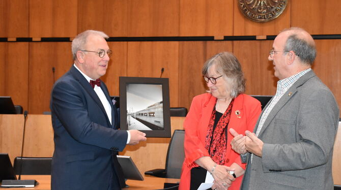 Oberbürgermeister Thomas Keck nimmt das Geschenk der Delegation aus Reading um Donna Reed und Chris Miller entgegen. FOTO: STAD Oberbürgermeister Thomas Keck nimmt das Geschenk der Delegation aus Reading um Donna Reed und Chris Miller entgegen. FOTO: STAD