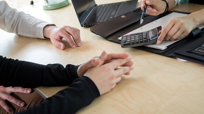 Wirtschaft,Ratenkredit,Kredit,Ratgeber,Geld,tmn8150,CJAB,Anschlussfinanzierung,Forwarddarlehen,Finanzen,Immobilien,Wohnen,Schuld Ein Kreditvertrag ist oft schnell abgeschlossen. Können dann die Raten nicht mehr bezahlt werden, droht der Weg in die Schuldenf