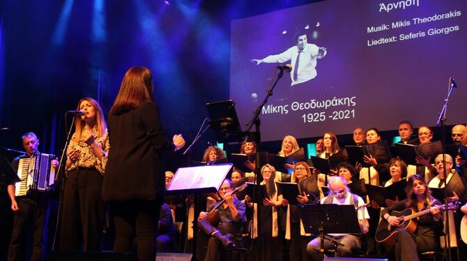 Der Chor »Agio Kosmas«, Instrumentalisten und die Sängerin Elena Papanikolaou Ein Musizieren für und von Mikis Theodorakis.