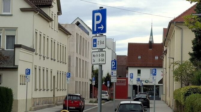 Schilderwald Karlstraße Metzingen In der Karlstraße hatte die Stadt Metzingen 17 Schilder auf nur 175 Metern aufstellen lassen und damit Kopfschütteln ausgelöst.