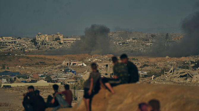 Konflikte, Diplomatie, Krieg Im Gazastreifen steigt Rauch auf von einem israelischen Artilleriebeschuss.