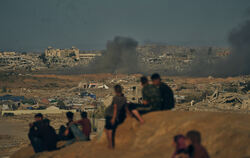 Im Gazastreifen steigt Rauch auf von einem israelischen Artilleriebeschuss.