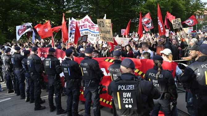 Protest Antifa Die Polizei hält die Antifa mit einem Großaufgebot davon ab, zur Hepper-Halle vorzudringen. Dank massivem Aufgebot der Einsatzkr