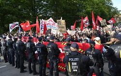 Die Polizei hält die Antifa mit einem Großaufgebot davon ab, zur Hepper-Halle vorzudringen. Dank massivem Aufgebot der Einsatzkr