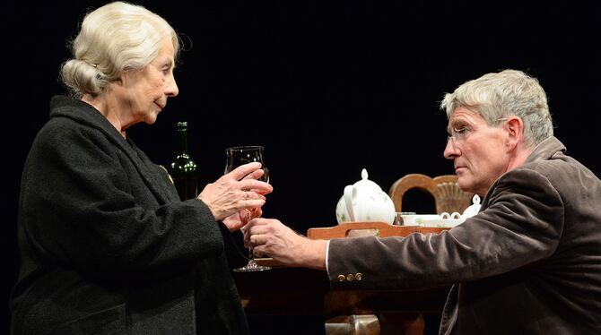 Mutters Courage Zimmertheater Szene Thomas Bockelmann, Sigrun Schneider-Kaethner, George Tabori, Donald Berkenhoff Foto Klinger Sigrun Schneider-Kaethner als Elsa Tabori und Thomas Bockelmann als George Tabori in »Mutters Courage«.