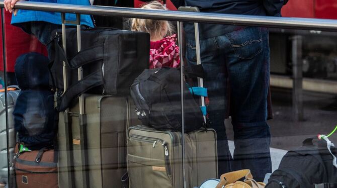 Reisende an einem Bahnsteig