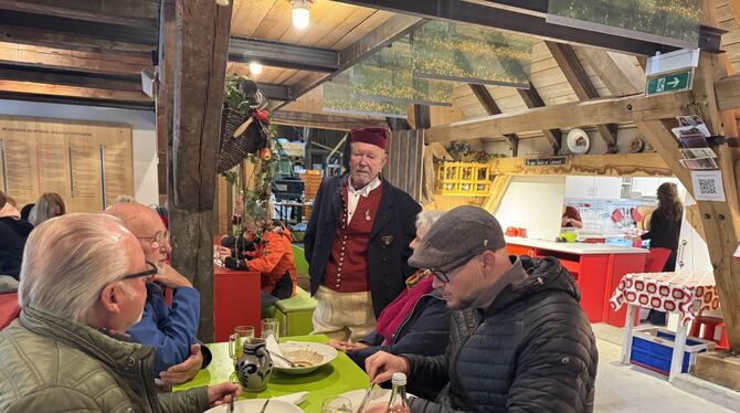 Trachtenvereinsvorsitzender Hubertus Seiler (links) mit den Gästen. FOTO: RUOF Trachtenvereinsvorsitzender Hubertus Seiler (links) mit den Gästen. FOTO: RUOF