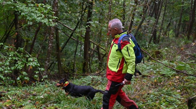 Rainer Hecker und seine Hündin Sander sind als Wildsucher aktiv.