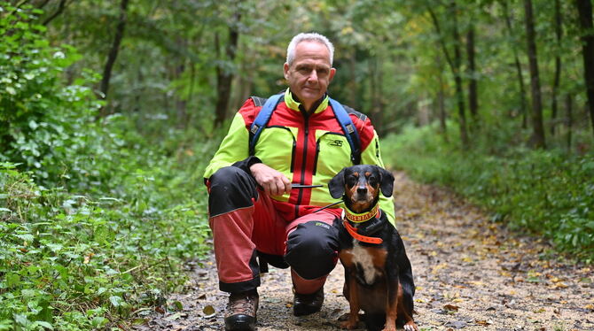 Rainer Hecker und seine Hündin Sander.