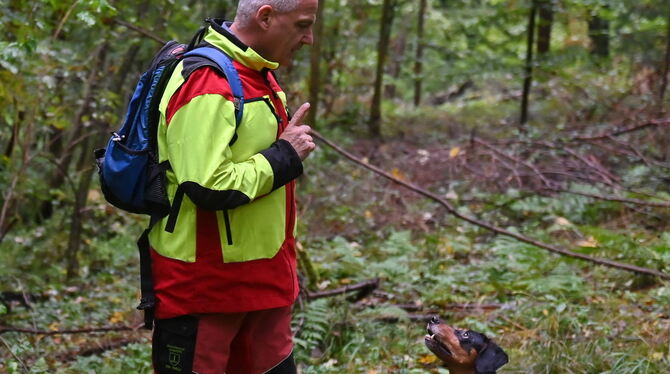 Rainer Hecker und seine Hündin Sander sind als Wildsucher aktiv.