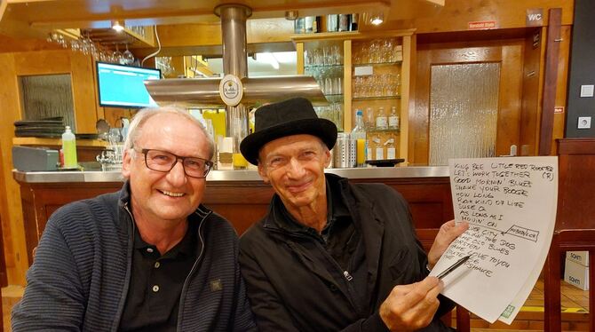 Didi Schrade (links) hat mit der Hamburger Blues-Legende Abi Wallenstein die Setlist für den Gig in Wimsen erstellt - und dafür