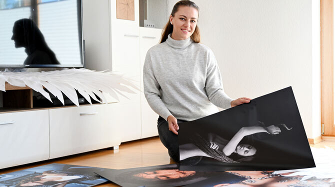 Foto-Shooting; Ausstellung; Irina Heinzelmann; Reutlingen Vom Model zur Fotografin: Irina Heinzelmann zwischen Motiven ihrer »Natur«-Serie, einem Reißzwecken- und einem Alien-Porträt sow