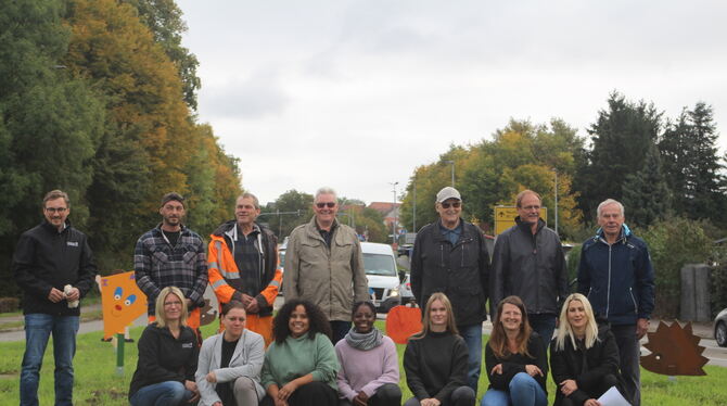 Gomaringens Bürgermeister Steffen Heß mit allen Helfern, die an der Entstehung der neuen Holzfiguren auf der Verkehrsinsel am Ab