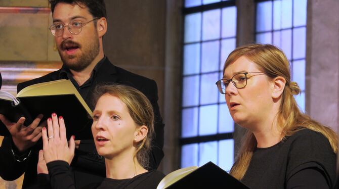 Manchmal gehört auch Klatschrhythmik dazu: der Kammerchor Vokalkunst in Upfingen.