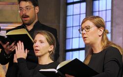 Manchmal gehört auch Klatschrhythmik dazu: der Kammerchor Vokalkunst in Upfingen.