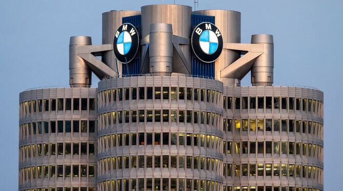 BMW Konzernzentrale mit BMW Logo BMW Konzernzentrale mit BMW Logo