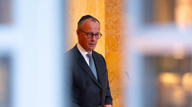 Bundeskanzler Friedrich Merz (CDU) rang im September beim Festakt zur Wiederherstellung der Synagoge Reichenbachstraße mit seine