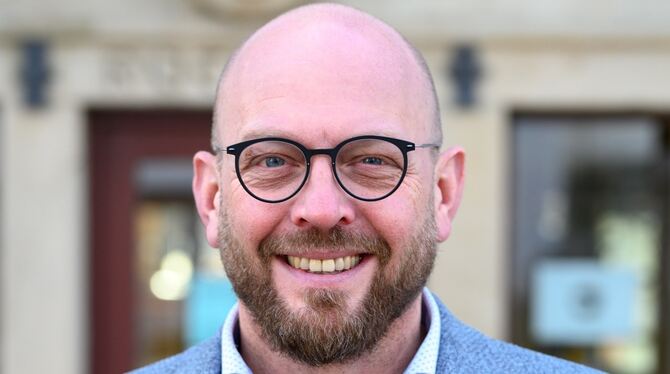 Florian Bauer stört es, dass zwei verschiedene Behörden für die Eninger Steige zuständig sind. FOTO: KÄCHELE