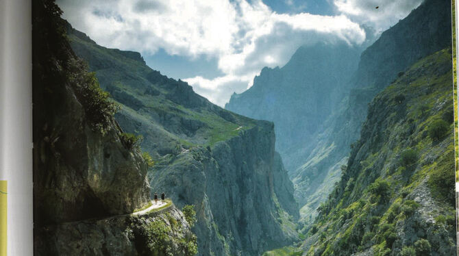 Nur für Schwindelfreie: die Passage direkt am Rand der Cares-Schlucht im spanischen Nationalpark Picos de Europa.  FOTO: LONELY