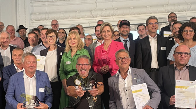 Marc Assenheimer (vorne in der Mitte) mit dem Preis, dahinter im roten Blazer Nicole Hoffmeister-Kraut, Wirtschaftsministerin v Marc Assenheimer (vorne in der Mitte) mit dem Preis, dahinter im roten Blazer Nicole Hoffmeister-Kraut, Wirtschaftsministerin v