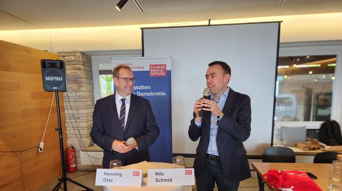 Wehrbeauftragter Henning Otte (links, CDU) und Nils Schmid (SPD), Staatssekretär im Verteidigungsministerium.  FOTOS: RAHMIG