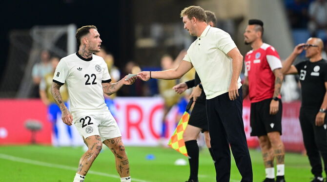 Bundestrainer Julian Nagelsmann (rechts) hat die beste Besetzung auf den Außenverteidigerpositionen noch nicht gefunden. David R Bundestrainer Julian Nagelsmann (rechts) hat die beste Besetzung auf den Außenverteidigerpositionen noch nicht gefunden. David R