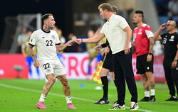 Bundestrainer Julian Nagelsmann (rechts) hat die beste Besetzung auf den Außenverteidigerpositionen noch nicht gefunden. David R