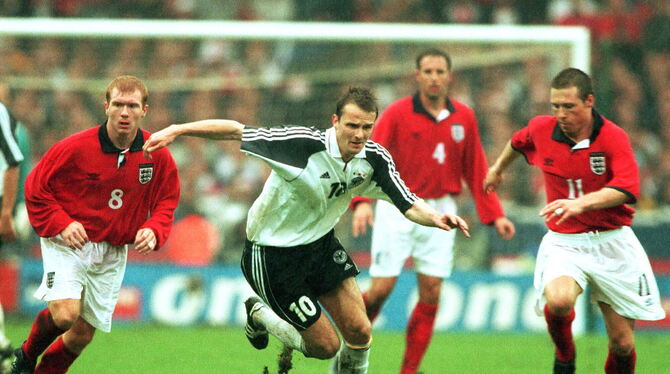 Dietmar Hamann (am Ball) überraschte die englische Nationalmannschaft mit einem schnell ausgeführten Freistoß, der Deutschland d Dietmar Hamann (am Ball) überraschte die englische Nationalmannschaft mit einem schnell ausgeführten Freistoß, der Deutschland d