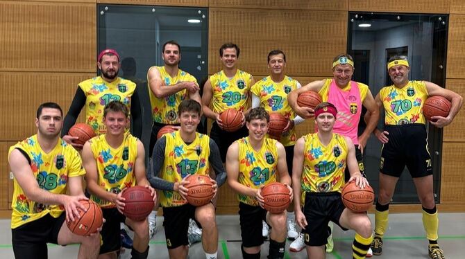 Immer zu Scherzen aufgelegt: Die Oberliga-Volleyballer des TSV Eningen. Stehend von links: Marco Späth, Ruben Schellhammer, Mark Immer zu Scherzen aufgelegt: Die Oberliga-Volleyballer des TSV Eningen. Stehend von links: Marco Späth, Ruben Schellhammer, Mark