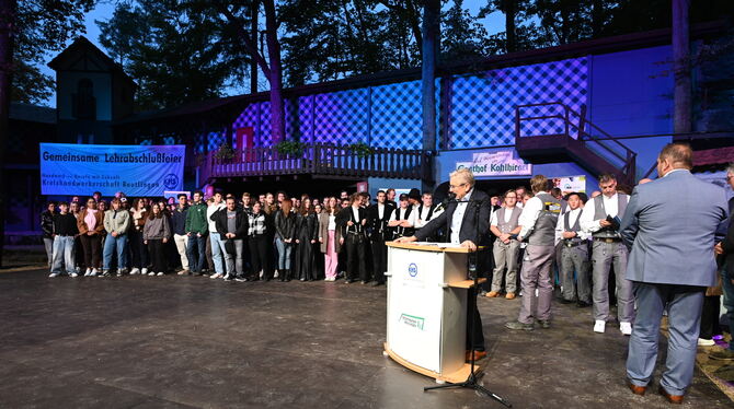 Lehrabschlussfeier Kreishandwerkerschaft Glücklicherweise ist die Bühne groß genug für alle erfolgreichen Gesellinnen und Gesellen bei der Lehrabschlussfeier der Kreisha